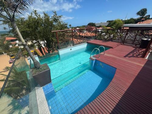 a large blue swimming pool on a building at Pousada Beleleuss in Jericoacoara