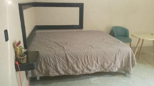 Santa Cruz TecamacCasa Blanca的一间卧室，里面有一张床、两把椅子和一张桌子