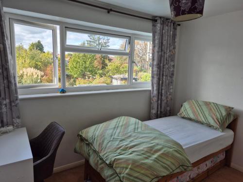 ein kleines Schlafzimmer mit einem Bett und einem Fenster in der Unterkunft Ahmadiyya in 