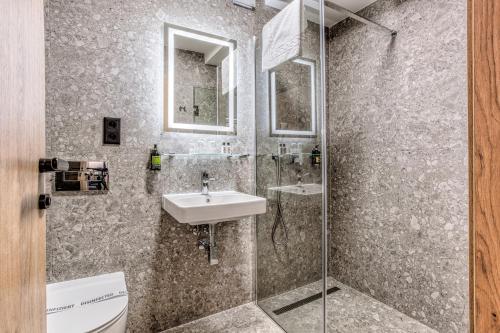 Ένα μπάνιο στο STEELHOUSE Hotel