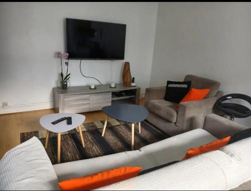 Μια τηλεόραση ή/και κέντρο ψυχαγωγίας στο Appartement cosy à 2 mins de Paris