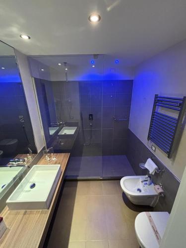 un bagno con lavandino, doccia e WC di Hotel Morgana a Rodengo Saiano