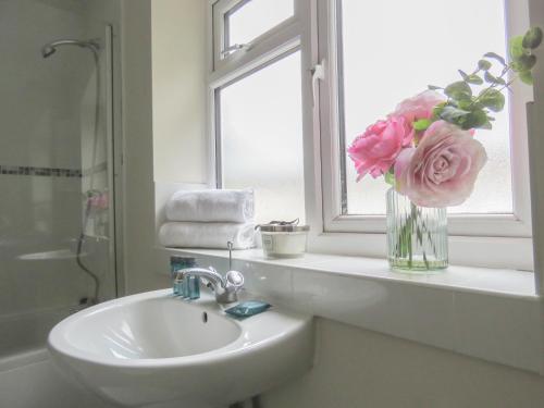 Et badeværelse på Tudors eSuites - Central 4 bedroom house #14NS