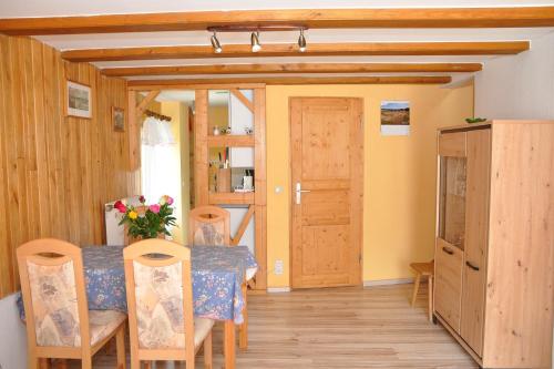 ein Esszimmer mit Tisch und Stühlen in der Unterkunft Ferienhaus Neubert in Wolkenstein