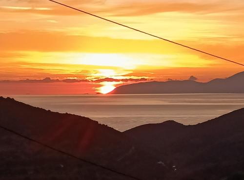 a view of the sun setting over the ocean at Moonstone retreat in Mesokhória