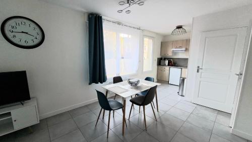 Kuchyň nebo kuchyňský kout v ubytování Appartement Duplex Cosy avec place de parking privée