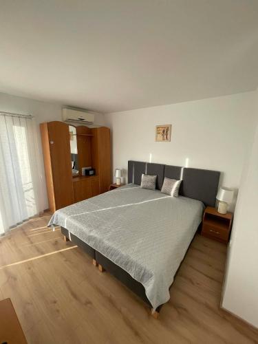 une chambre avec un grand lit dans une pièce dans l'établissement 4 Hordó - Panzió és Étterem, à Komárom