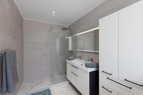 Ένα μπάνιο στο Les appartements du Flamboyant vu sur le lagon