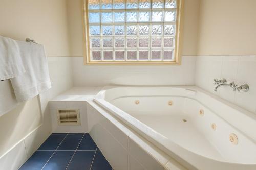 Koupelna v ubytování Banora Point Family Retreat, Pool and Nature Reserve