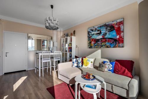 a living room with a couch and a table at Magnifique appartement climatisé vue mer in Toulon