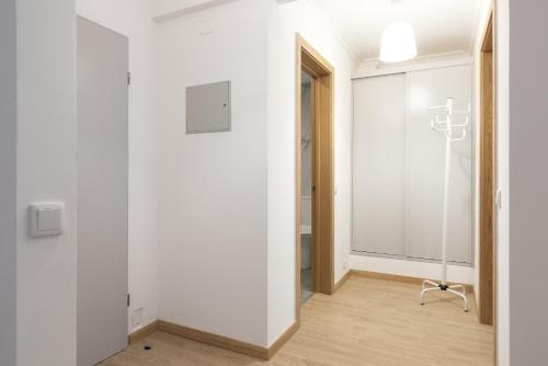 ein Zimmer mit einer weißen Wand und einem Stuhl darin in der Unterkunft Miral Beachside 3 - by HD Properties in Caliços