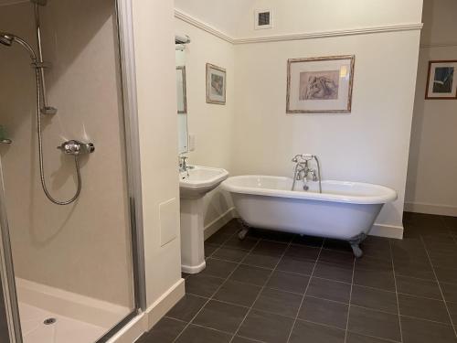 een badkamer met een bad en een wastafel bij Moat House 1 in Fort Augustus