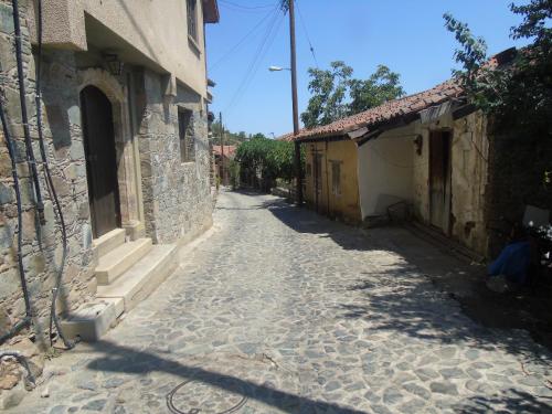 an alley with a building and a cobblestone street at Enipnion Apartments in Kakopetria