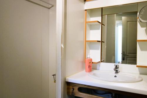 ein Badezimmer mit Waschbecken und Spiegel in der Unterkunft GASMED29 - Golfe de St-Tropez - Maison climatisée 3 chambres avec beau jardin et aperçu mer in Gassin