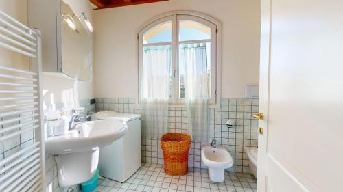 Ένα μπάνιο στο Borgo del Torchio C8 ByBookinggardalake