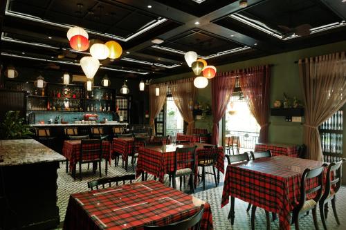 een restaurant met tafels en stoelen en een bar bij Vanessa Boutique Hotel An Bang Beach in Hội An