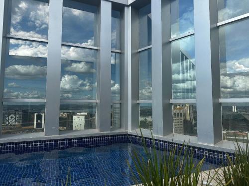 - une piscine dans un bâtiment avec vue sur la ville dans l'établissement Lindo flat no Vision de Brasilia, à Brasilia