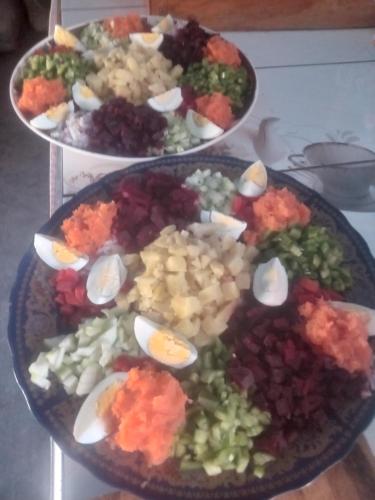 deux assiettes de denrées alimentaires avec des légumes sur une table dans l'établissement Auberge Tafouyt, à Tamtetoucht