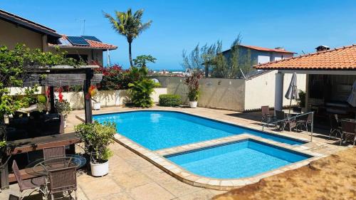 ein Swimmingpool im Hinterhof eines Hauses in der Unterkunft Casa em condominio proximo ao beach park in Aquiraz