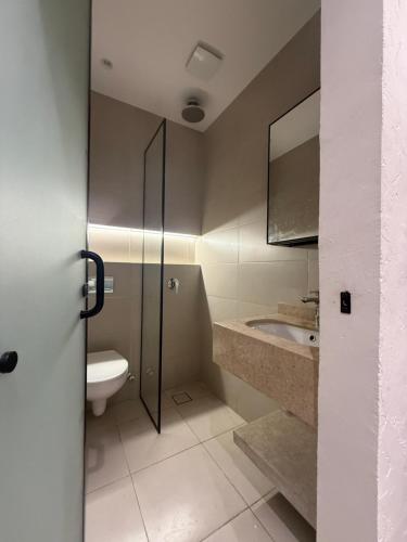 une salle de bains avec toilettes et lavabo dans l'établissement Pyramids Spiritual Gate, au Caire