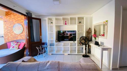 ein Wohnzimmer mit einem Bett und einem Fernseher in der Unterkunft Casa em condominio proximo ao beach park in Aquiraz
