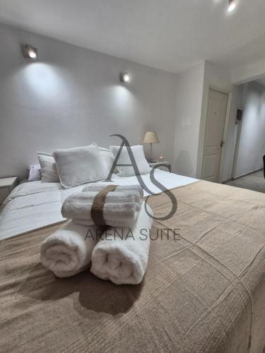 a bedroom with a large bed with towels on it at Arena Suite LR in La Rioja