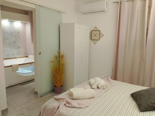 里多西里奥里诺Chic Signorino Resort EcoSpa Family Studio sleeps4的一间卧室，床上有一张带毛巾的床