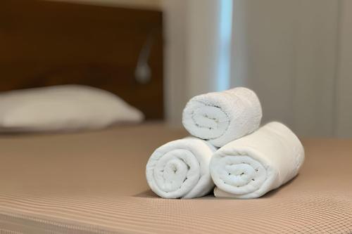 une pile de serviettes laminées sur un lit dans l'établissement Lindo flat no Vision de Brasilia, à Brasilia