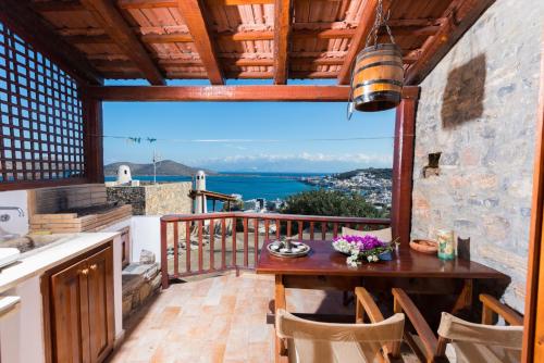 ein Balkon mit Tisch und Meerblick in der Unterkunft Ferienhaus für 3 Personen ca 75 m in Elounda, Kreta Ost-Kreta in Elounda