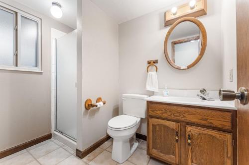 Ένα μπάνιο στο Steps to Lake Mcintosh, Basement 1BR