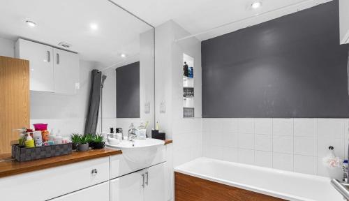 Vannituba majutusasutuses Spacious 4 Bed house Perfect for Contractors-Relocators