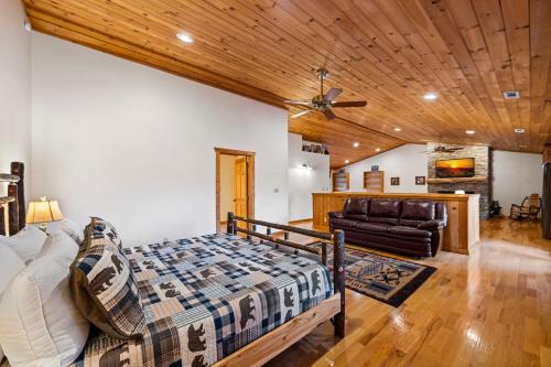 een slaapkamer met een bed en een houten plafond bij The Bears & Bees Lodge in Greens Mill