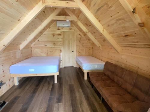 Ένα ή περισσότερα κρεβάτια σε δωμάτιο στο Jellystone Park Lake Charles