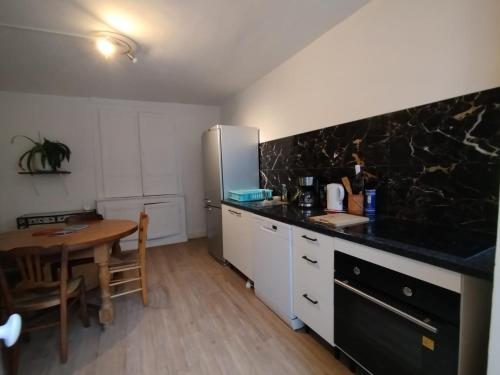 Η κουζίνα ή μικρή κουζίνα στο Chambres Chez Marcel