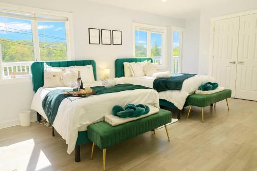 Dos camas en un dormitorio con sillas verdes. en Scenic View - Fire Pit - Near Legoland Woodbury Commons and the Castle, en Monroe