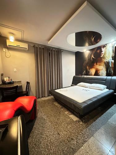 Un pat sau paturi într-o cameră la Motel Vitoria Reggia