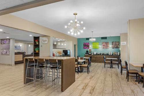 una hall con un bar e sgabelli da bar di Sleep Inn Indianapolis East a Indianapolis