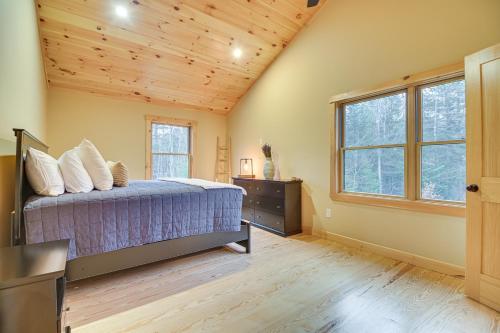 Voodi või voodid majutusasutuse 8 Mi to Sunday River! Mountain Escape with Hot Tub toas