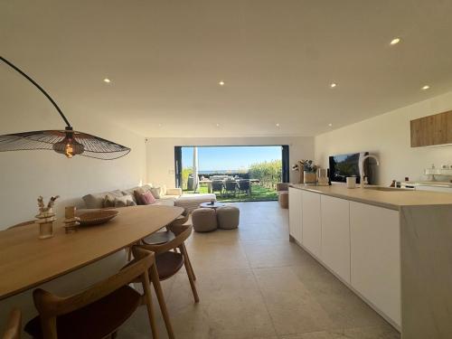 Villa Saphir - Sea view, beach access and pool