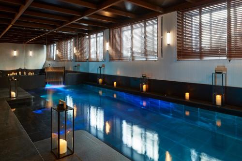 - une piscine avec des bougies au milieu dans l'établissement Le Roch Hotel & Spa, à Paris