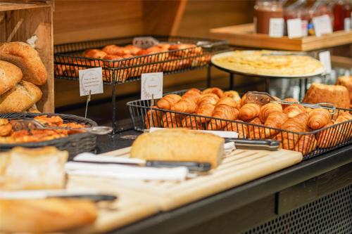 Una panadería con pan y otros pasteles en exposición. en Hotel L'Europe Colmar, BW Signature Collection, en Colmar