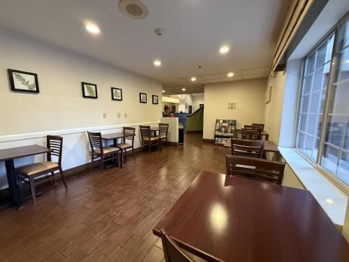 Posezení v ubytování SureStay by Best Western Roseburg