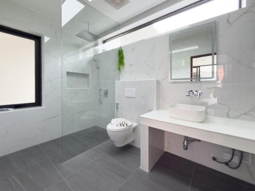 un bagno bianco con lavandino e WC di Stylish 3BR Pool Villa Lawan Villa (LWV1) a Ban Na Bon