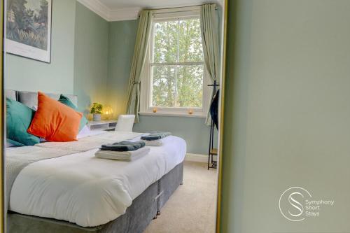 Postel nebo postele na pokoji v ubytování Leamington Spa Warwick Place Apartments