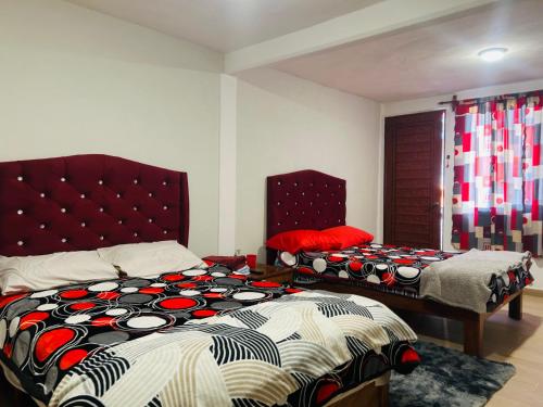 Voodi või voodid majutusasutuse Ruby Grey Suite toas