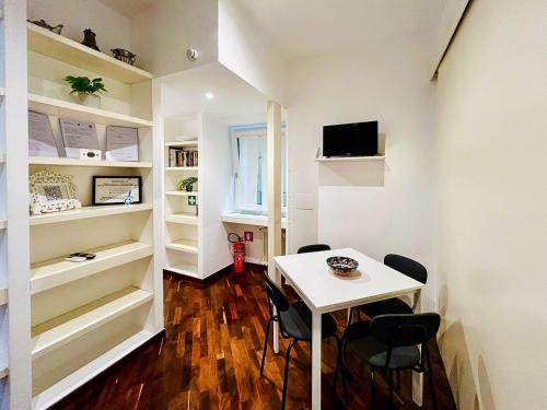 un piccolo tavolo bianco con sedie in una stanza di Suite Vaticana 9 a Roma