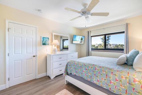 Ένα ή περισσότερα κρεβάτια σε δωμάτιο στο Coquina Beach 5E