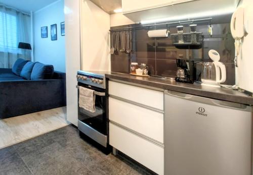 eine Küche mit Spüle und Herd in der Unterkunft Black Sails z Parkingiem in Kołobrzeg