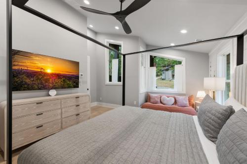 Mashburn MillSapphire Skies的配有大电视和沙发的卧室