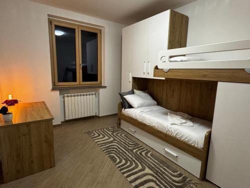 ein kleines Zimmer mit einem Etagenbett und einem Fenster in der Unterkunft Ulisse Fashion Suites - Ecosole Real Estate in Serravalle Scrivia